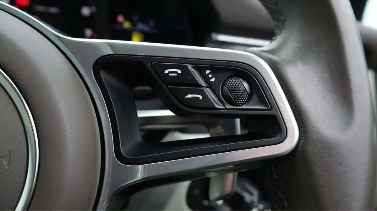 2021-porsche-macan-20-245ps-big-26