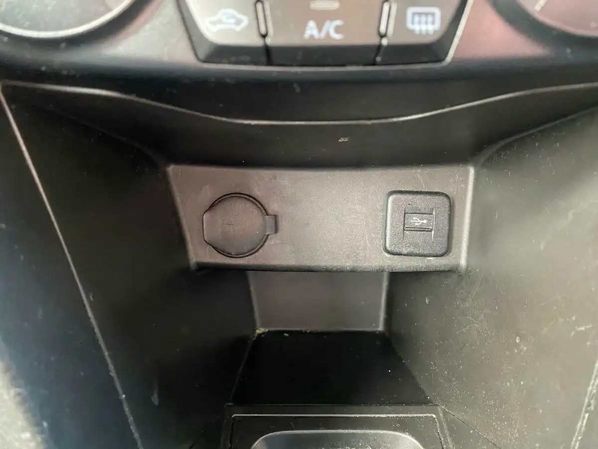 2014-suzuki-swift-12-sz-l-5d-big-35