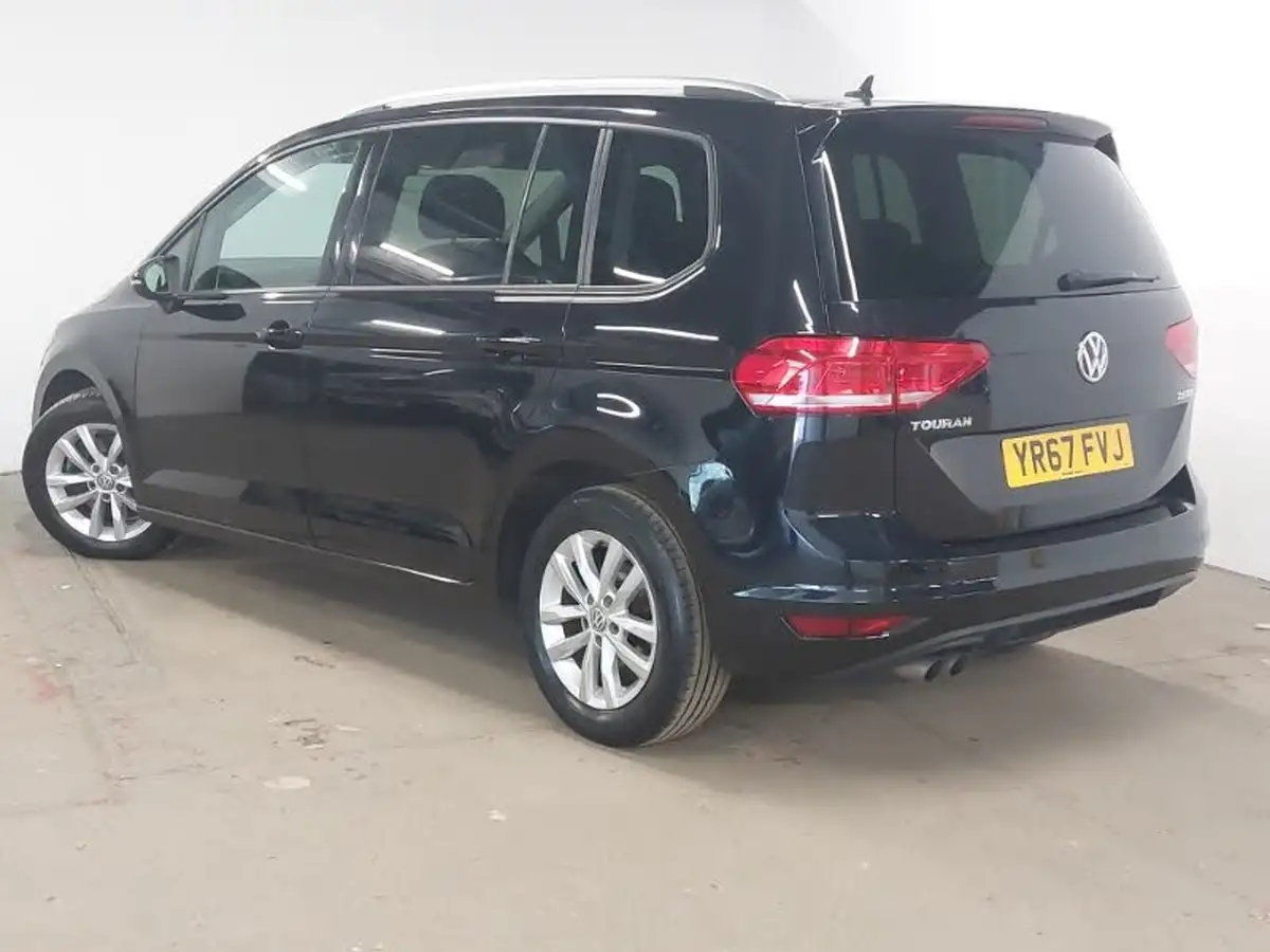 2017-volkswagen-touran-20tdi-se-big-1