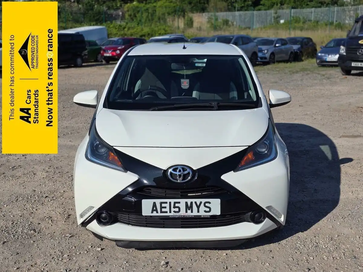 2015-toyota-aygo-10-vvt-i-x-play-5d-x-shift-big-1