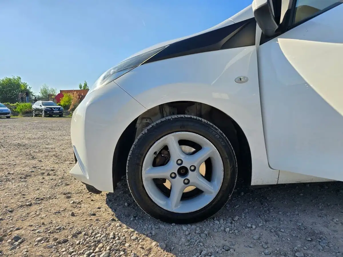 2015-toyota-aygo-10-vvt-i-x-play-5d-x-shift-big-29