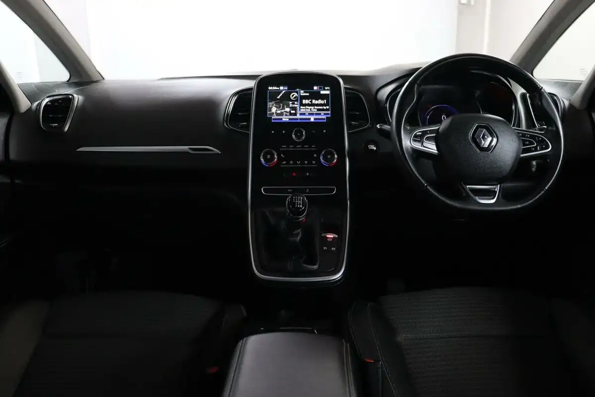 2018-renault-grand-scenic-13-tce-iconic-big-40