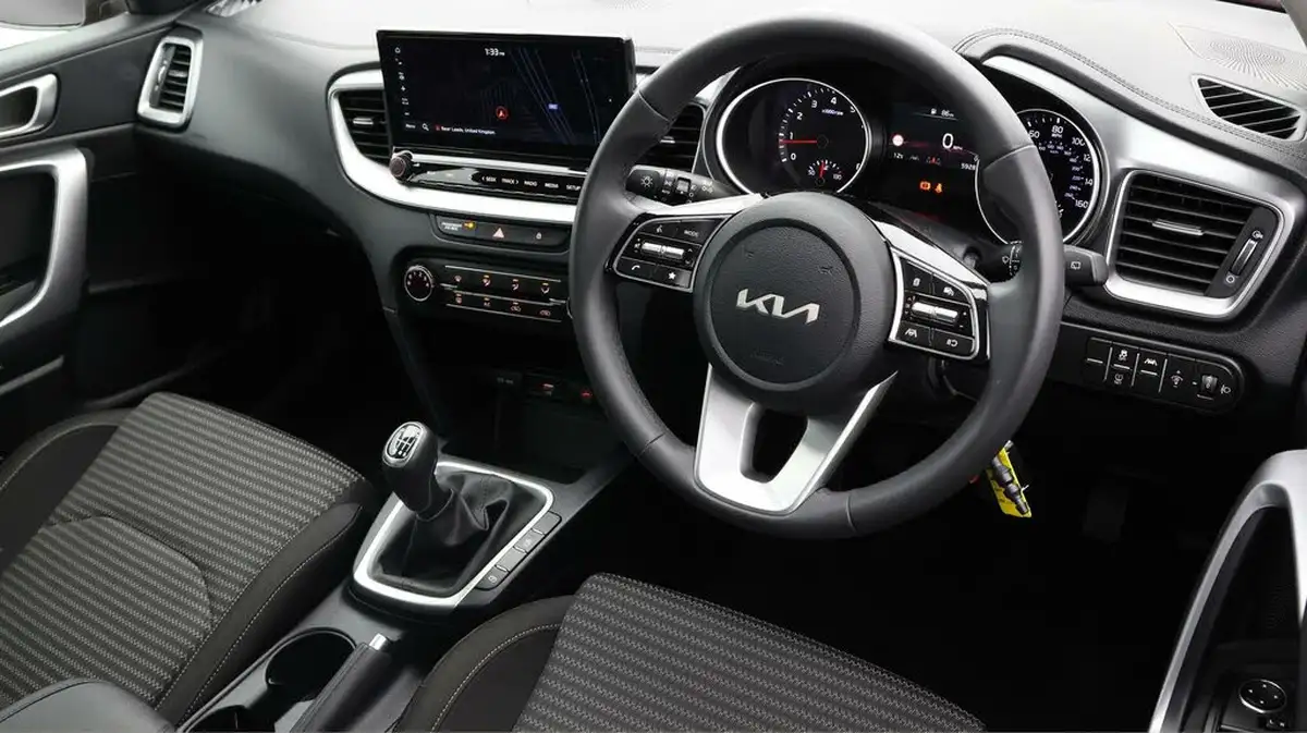 2024-kia-ceed-15-t-gdi-2-138bhp-hatchback-big-8
