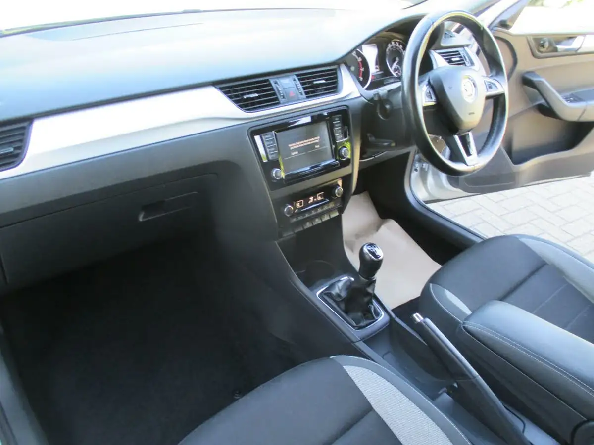 2018-skoda-rapid-spaceback-10-tsi-se-tech-95ps-ss-big-14