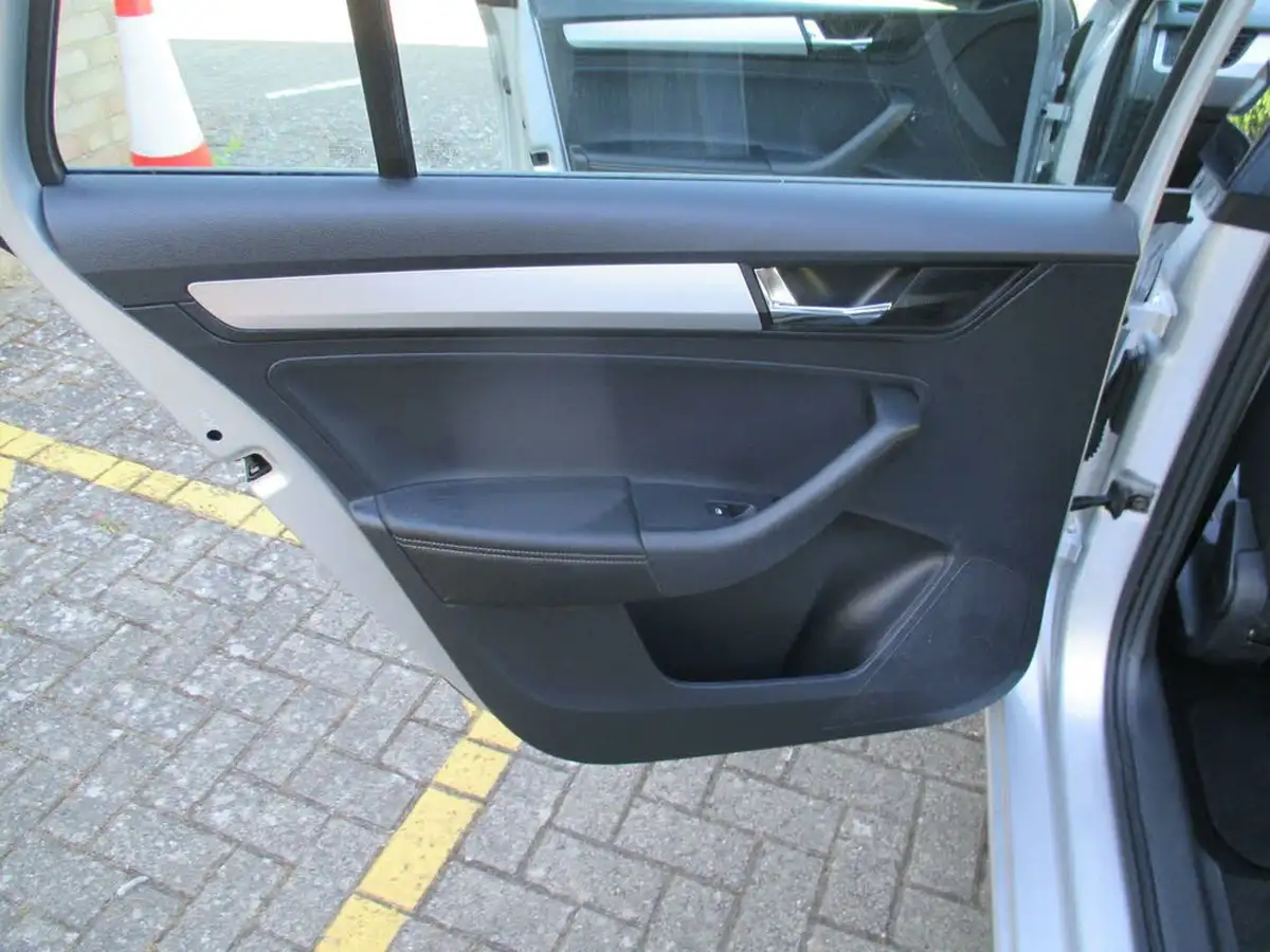 2018-skoda-rapid-spaceback-10-tsi-se-tech-95ps-ss-big-42