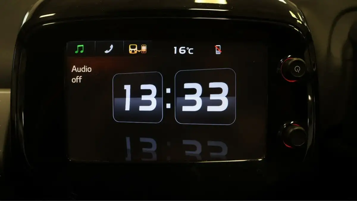 2017-peugeot-108-12-puretech-allure-hatchback-5d-big-10