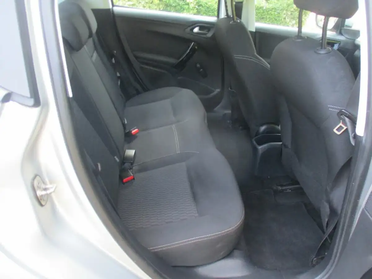 2017-peugeot-208-12-puretech-active-82bhp-5d-big-21