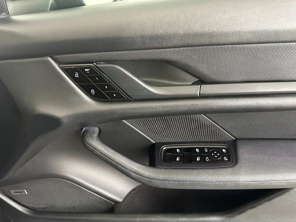 2021-porsche-taycan-e-base-476ps-performance-battery-plus-big-16