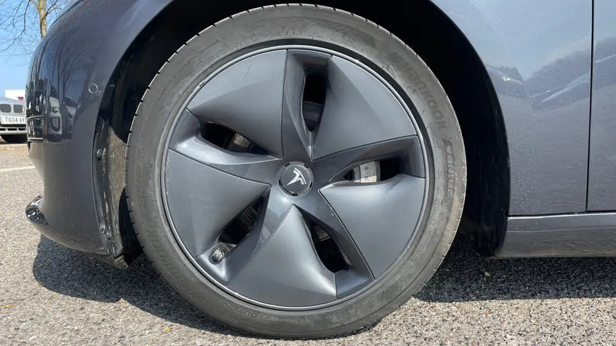 2019-tesla-model-3-e-long-range-4x4-big-16