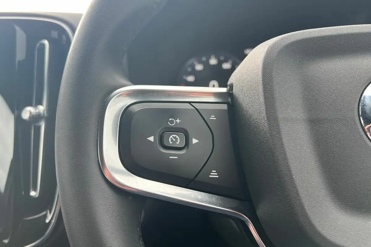 2023-volvo-xc40-15-t5-ultimate-dark-big-10