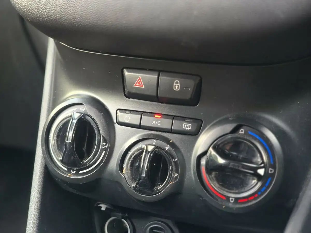 2013-peugeot-208-12-active-3d-big-24