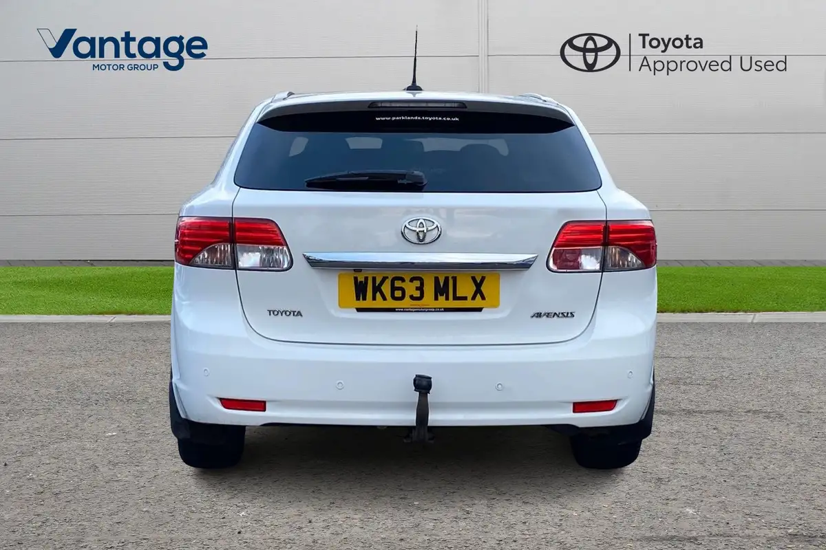 2013-toyota-avensis-20td-icon-estate-5d-big-3