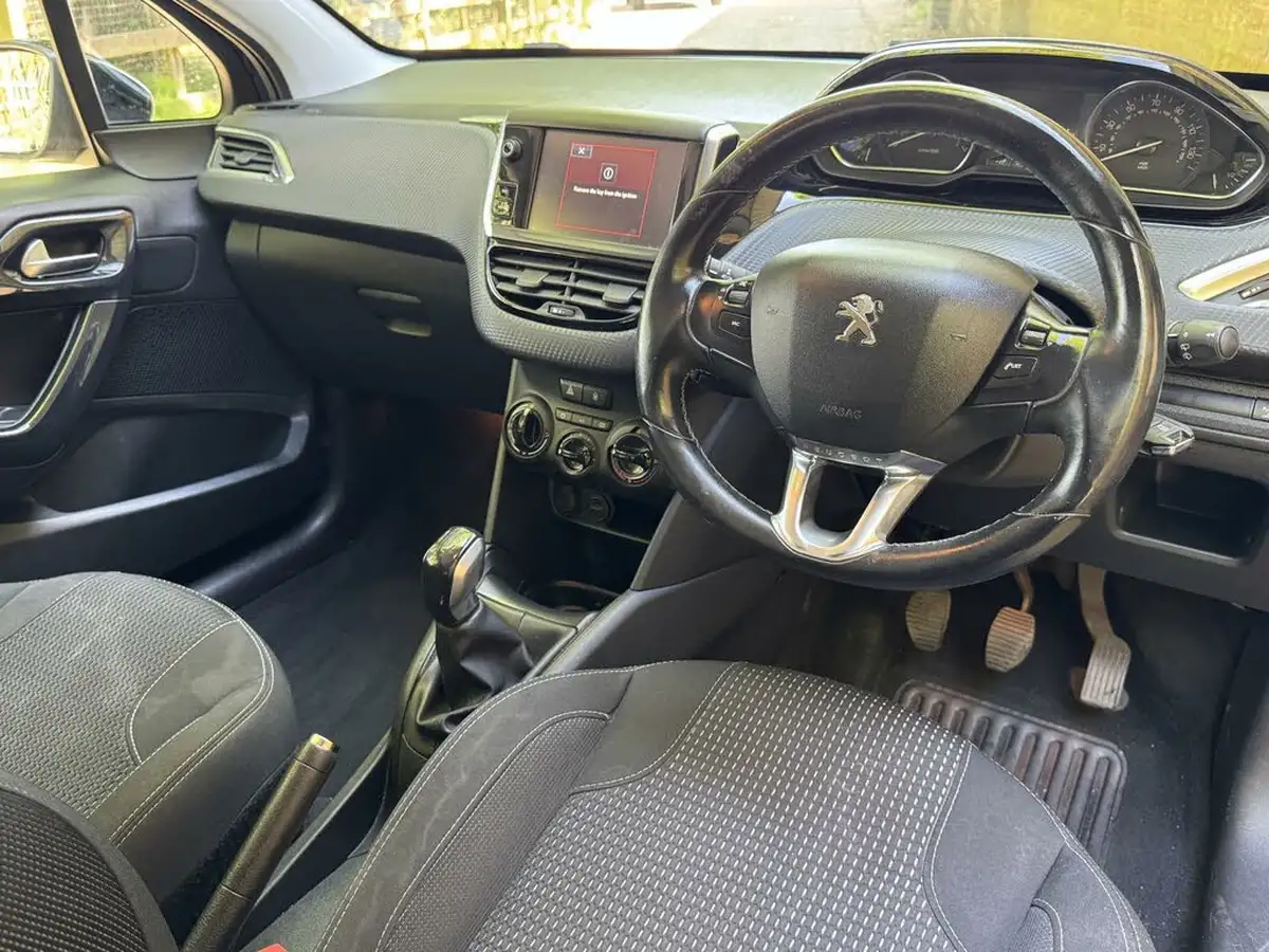 2016-peugeot-208-12-puretech-allure-82bhp-3d-big-1