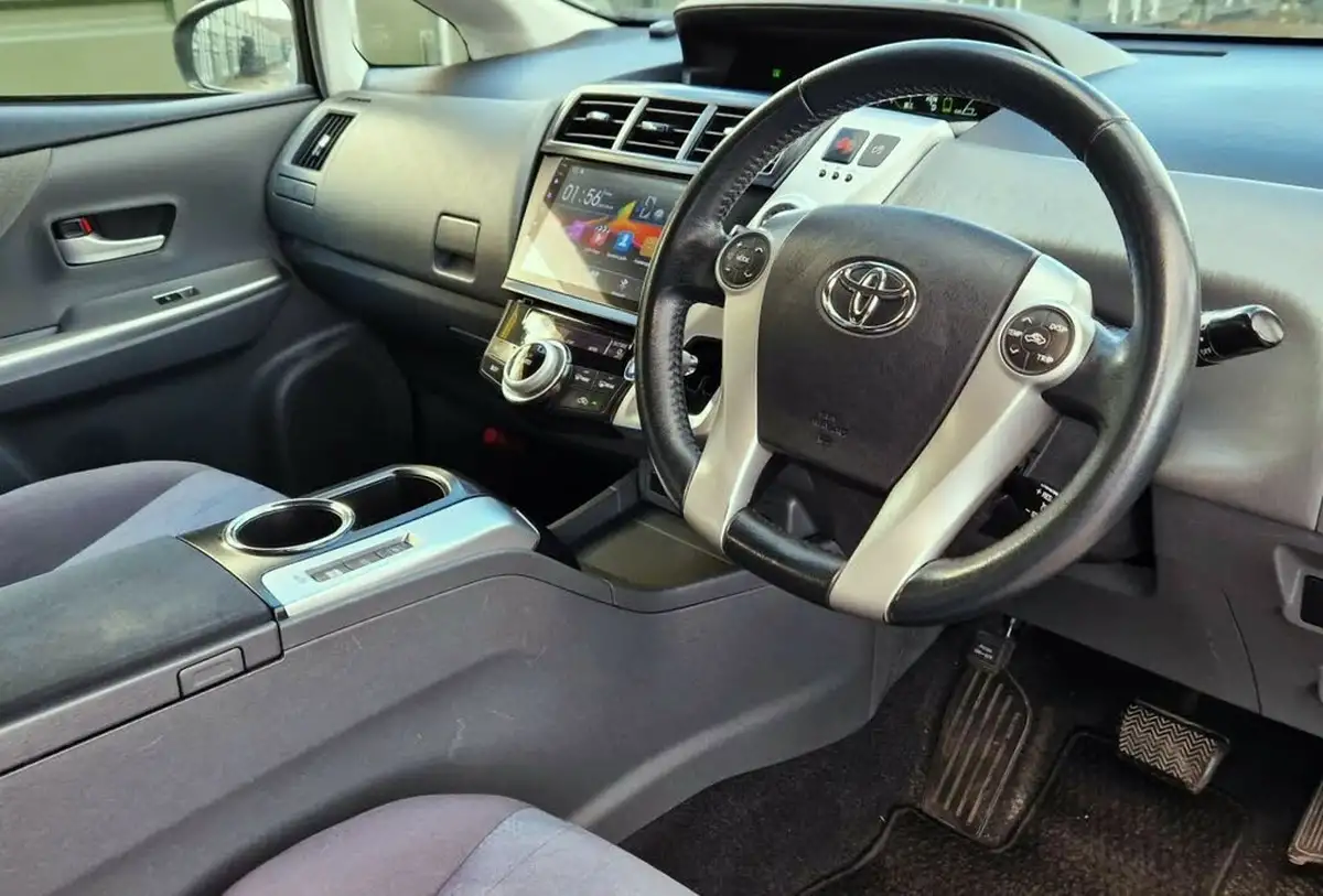 2012-toyota-prius-18-vvt-i-t4-hybrid-big-50