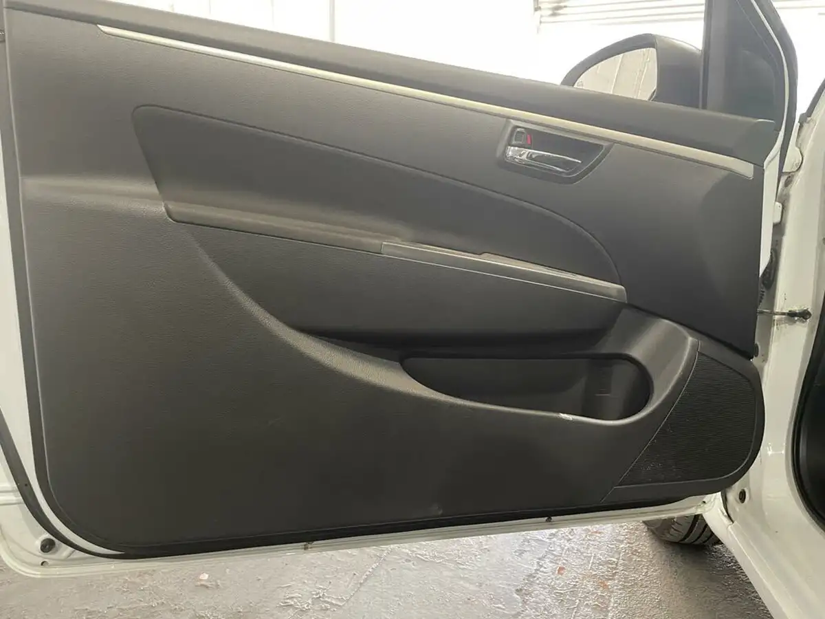 2012-suzuki-swift-12-attitude-3d-big-9