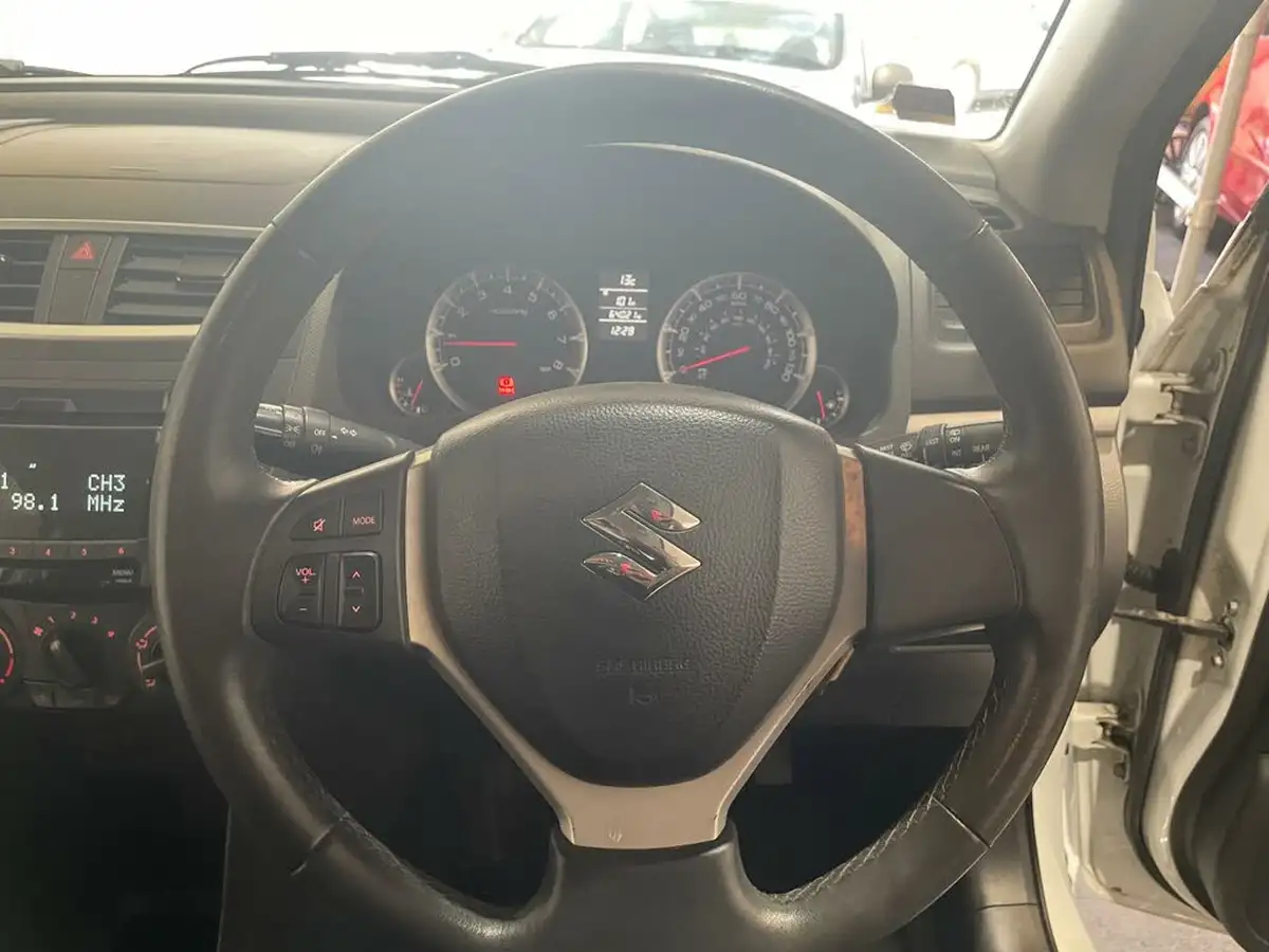 2012-suzuki-swift-12-attitude-3d-big-33