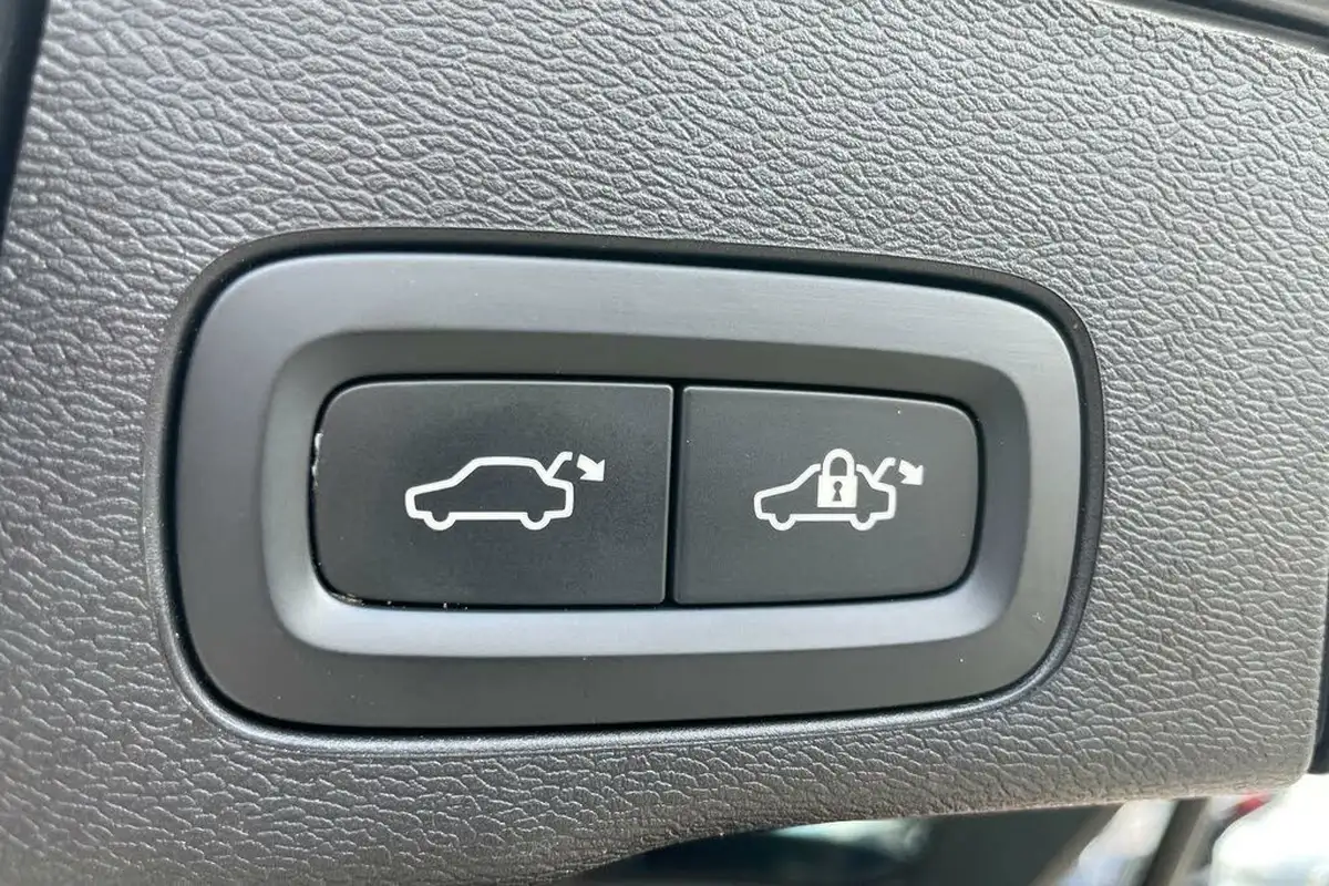 2024-volvo-xc60-20-t8-ultra-black-edition-big-19