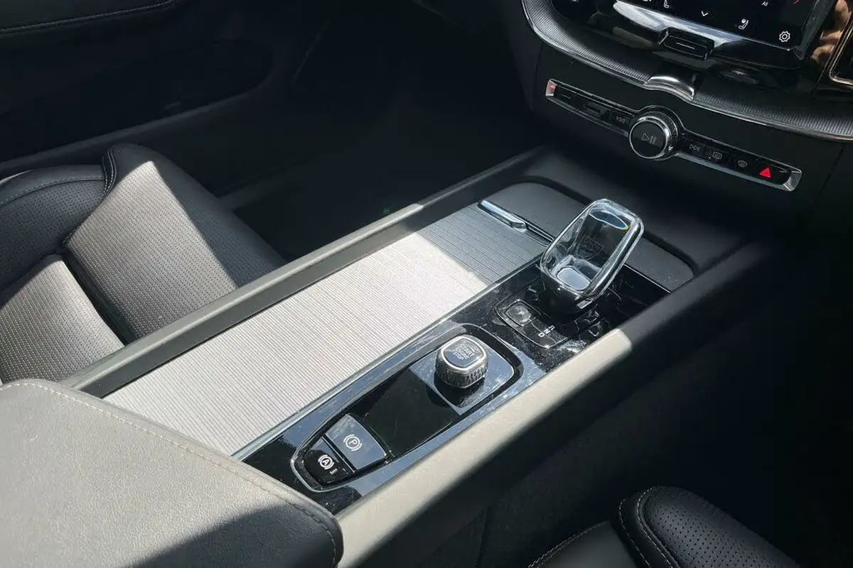 2024-volvo-xc60-20-t8-ultra-black-edition-big-43