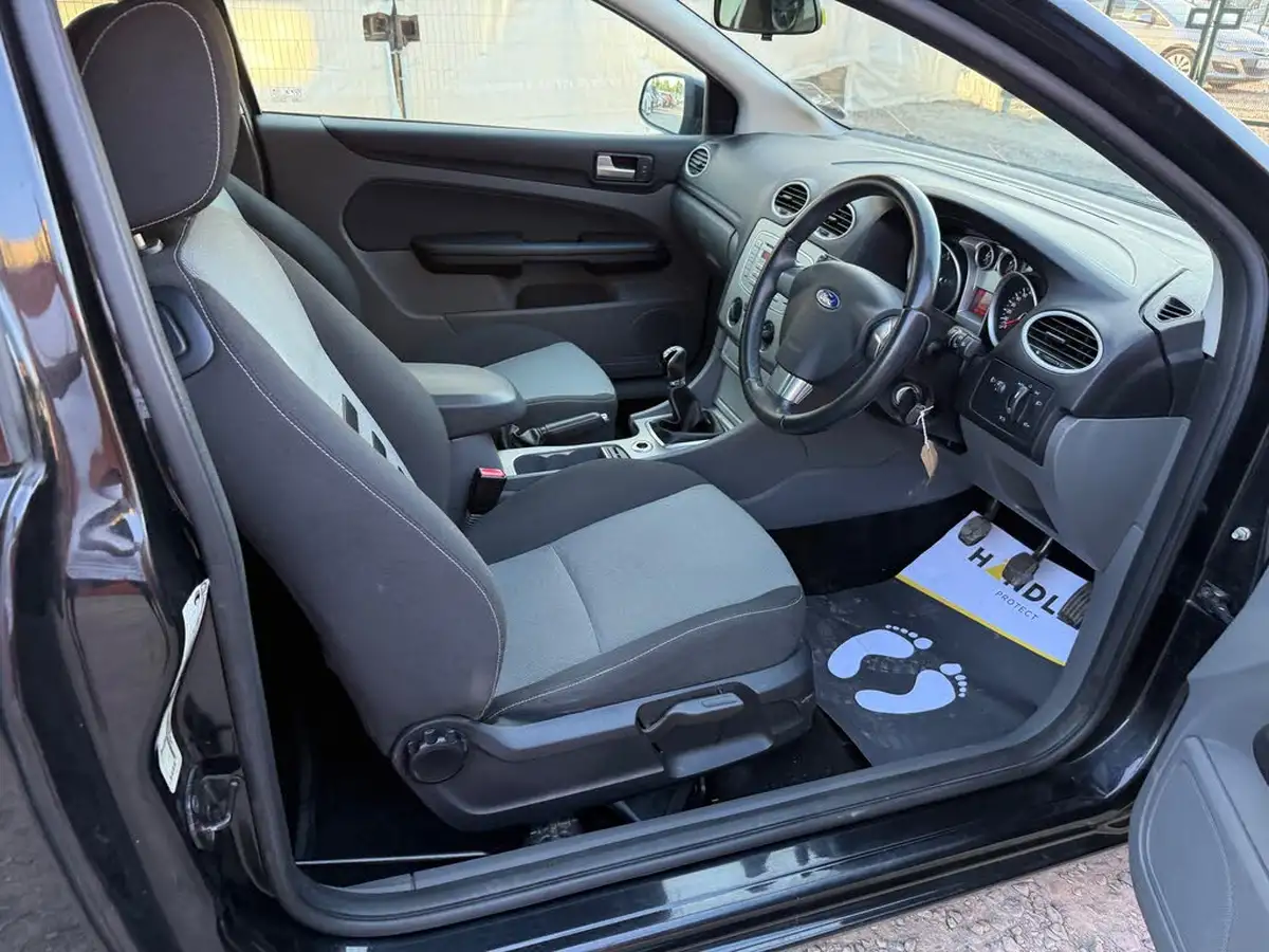 2009-ford-focus-16-zetec-hatchback-3d-big-12