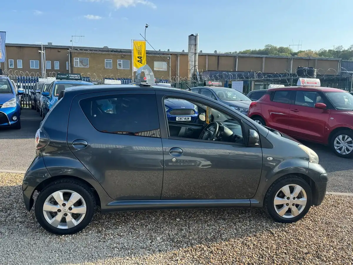 2012-toyota-aygo-10-aygo-go-5d-big-10