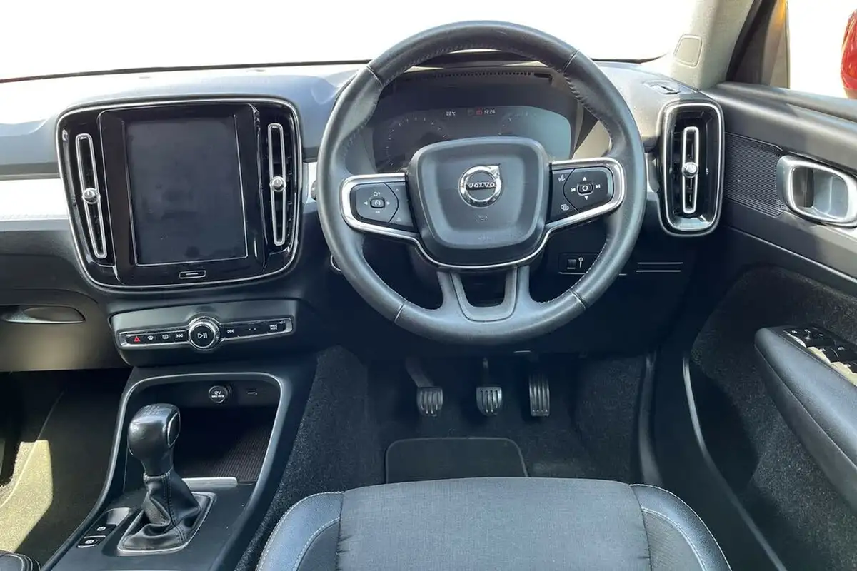 2018-volvo-xc40-15-t3-momentum-big-11