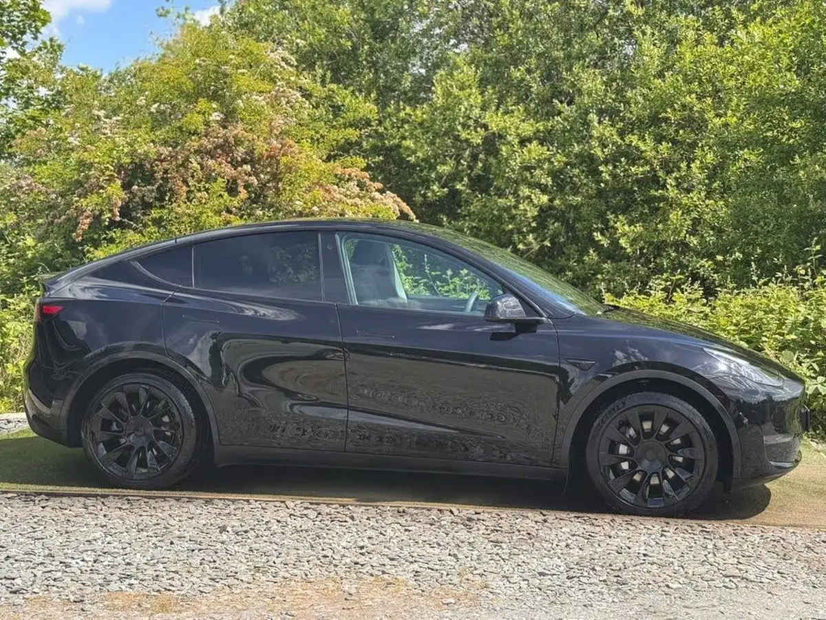 2022-tesla-model-y-e-long-range-big-6