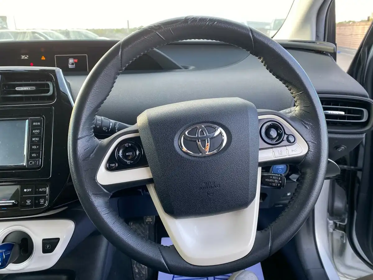 2017-toyota-prius-big-46