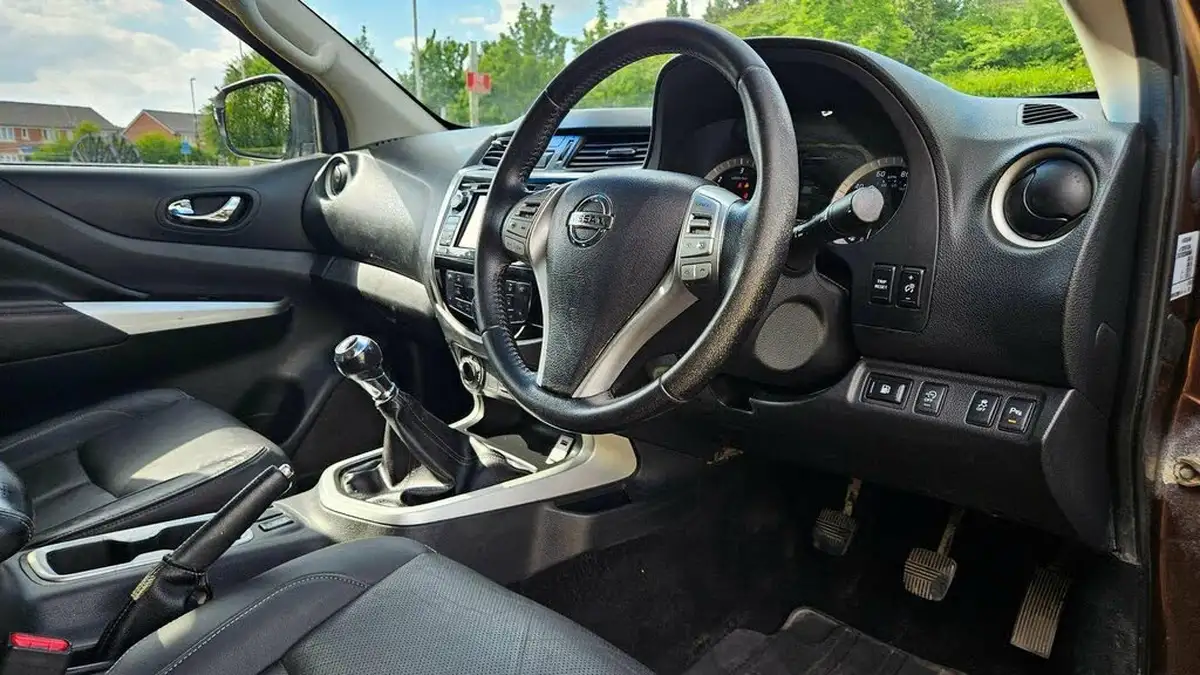 2017-nissan-navara-23dci-tekna-big-25