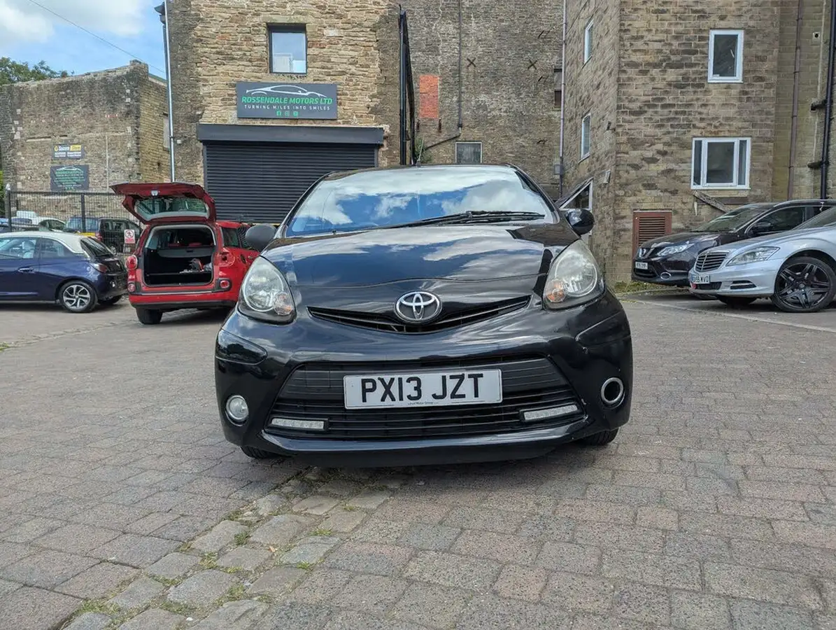 2013-toyota-aygo-10-aygo-fire-5d-big-3