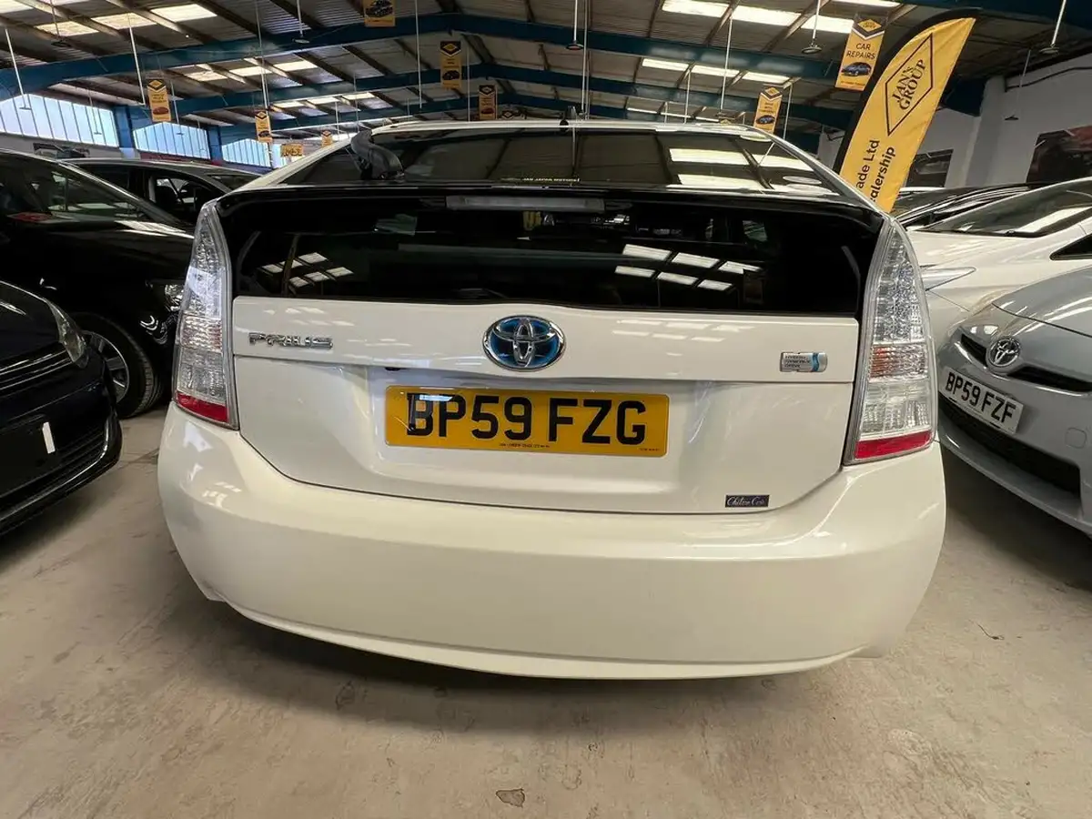 2010-toyota-prius-big-8