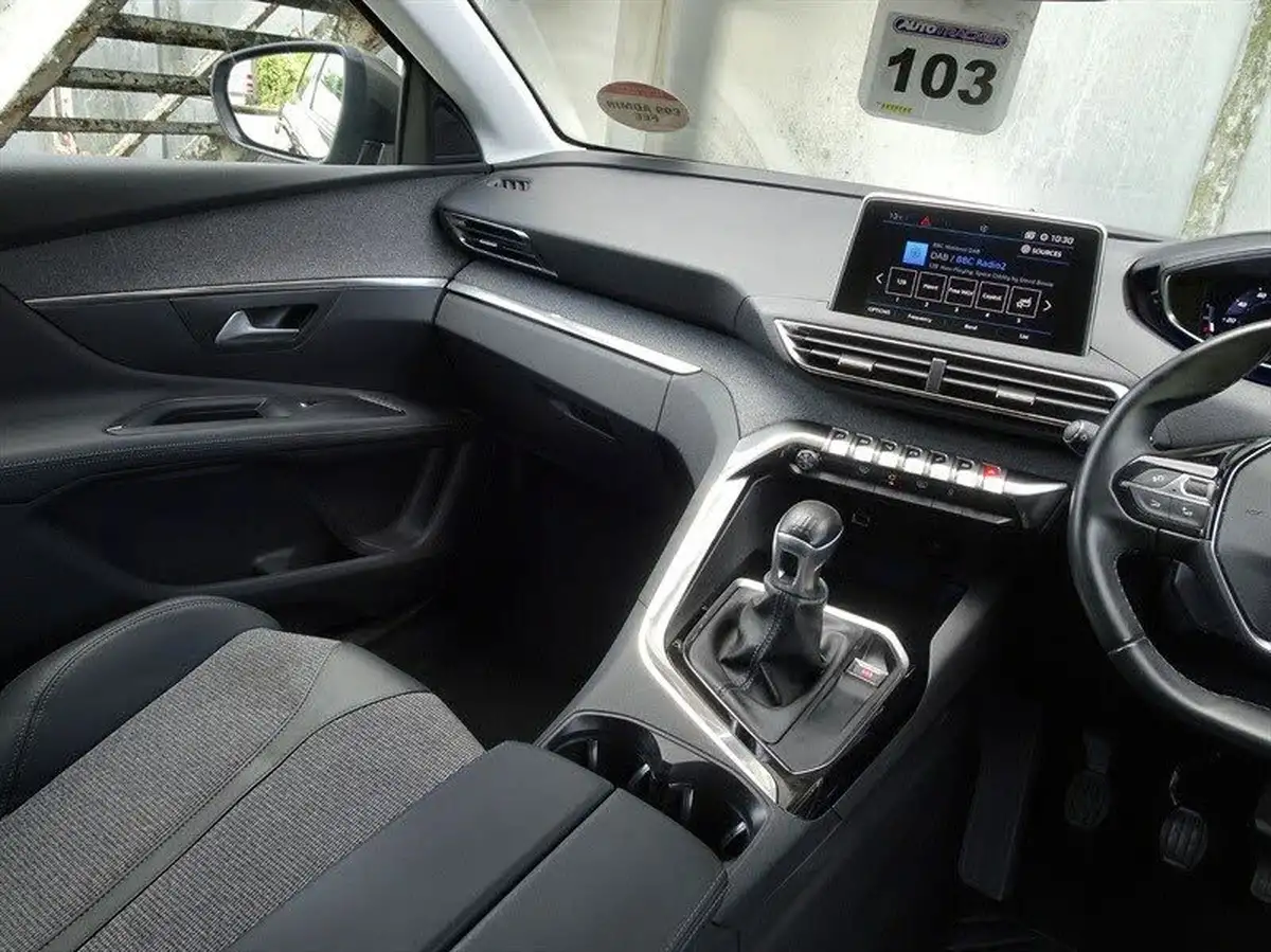 2020-peugeot-3008-suv-12-puretech-allure-big-29