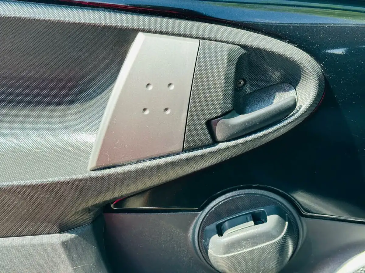 2012-toyota-aygo-10-aygo-fire-5d-big-36