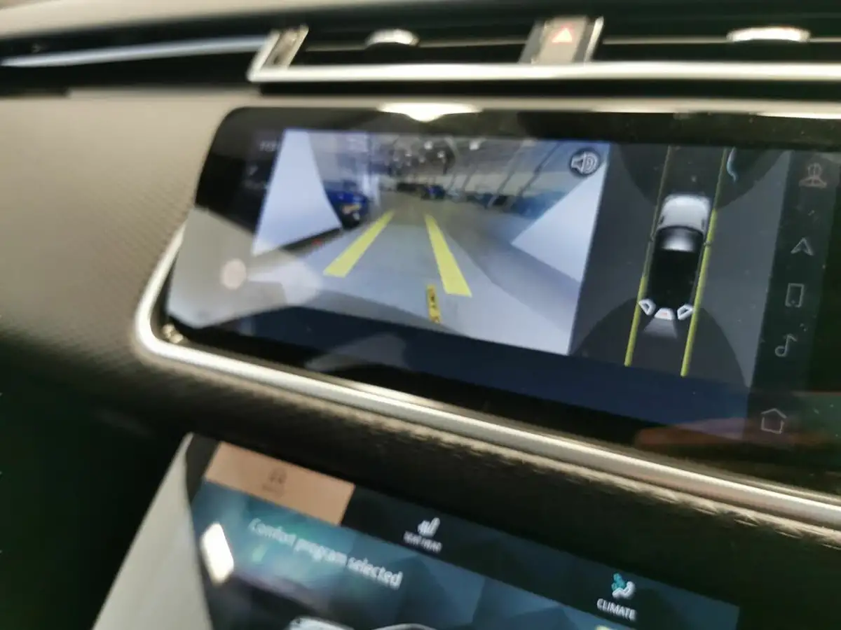 2022-land-rover-range-rover-velar-20-d200-velar-big-7