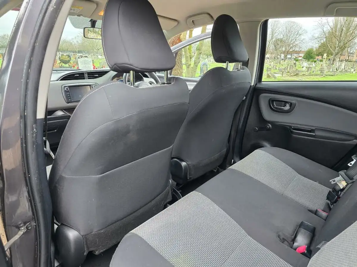 2015-toyota-yaris-15-vvt-i-icon-hybrid-big-31