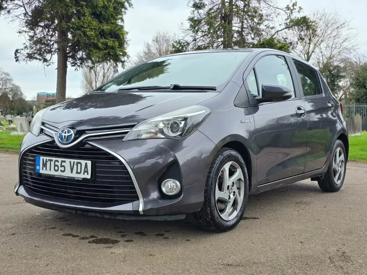 2015-toyota-yaris-15-vvt-i-icon-hybrid-big-7