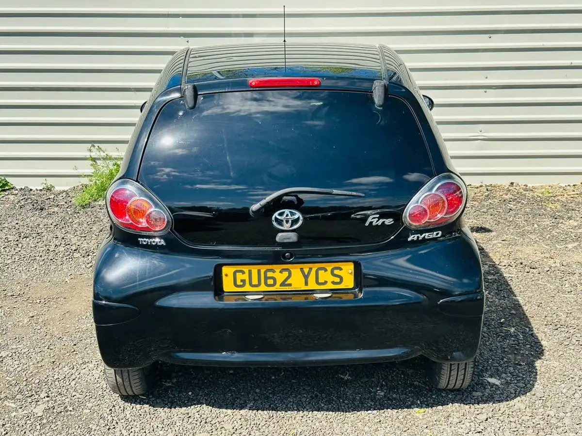 2012-toyota-aygo-10-aygo-fire-5d-big-12