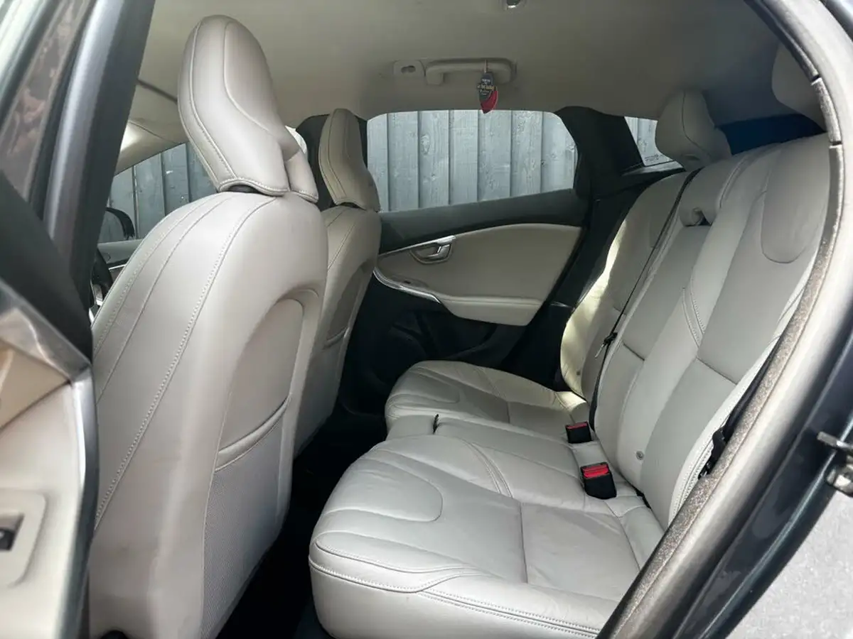 2012-volvo-v40-16td-d2-se-lux-big-15