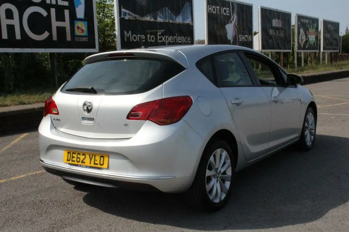 2012-vauxhall-astra-16-active-16v-vvt-big-6