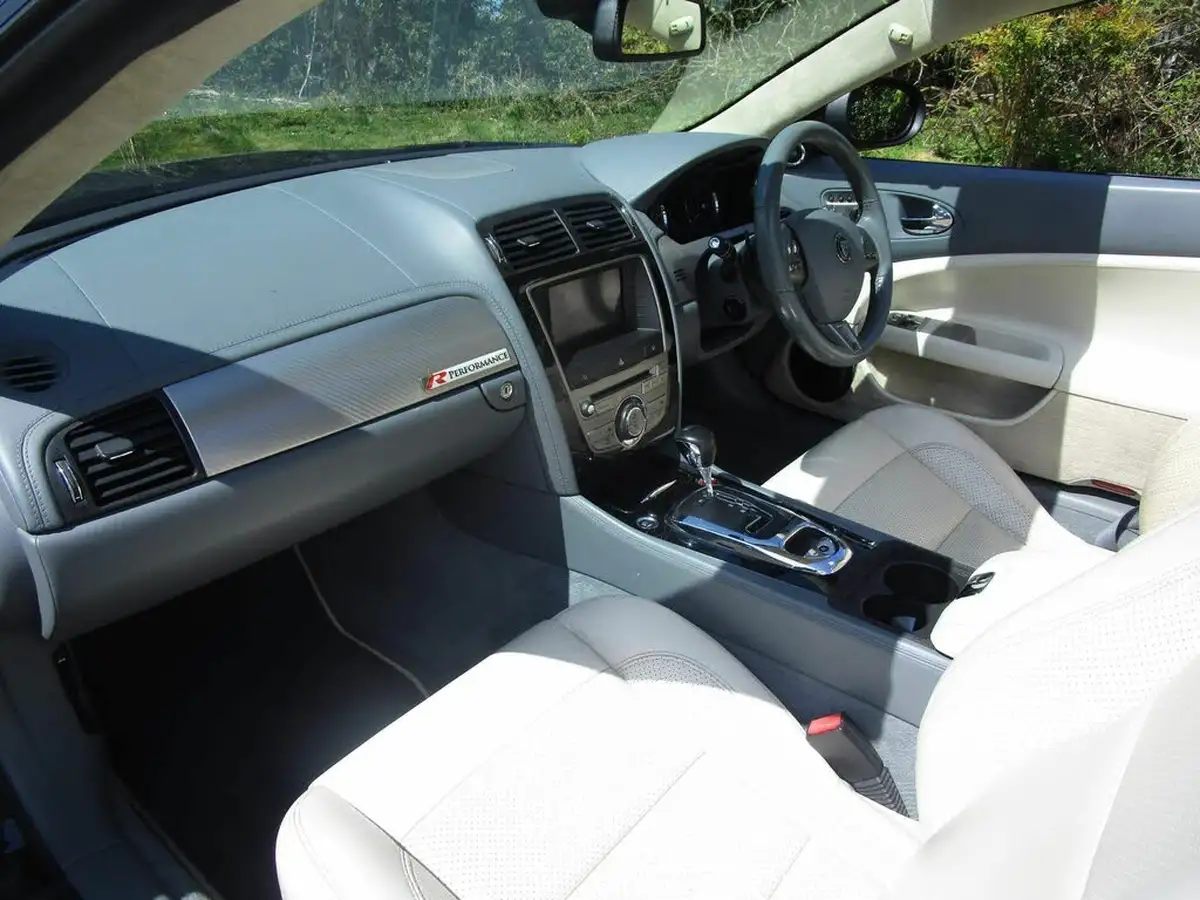 2010-jaguar-xkr-big-26