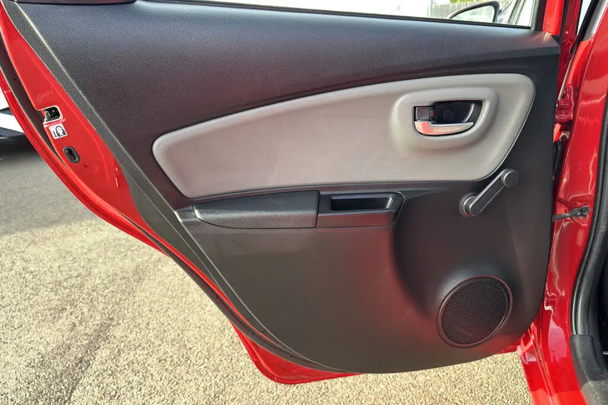 2018-toyota-yaris-15-vvt-i-icon-navi-hybrid-big-28