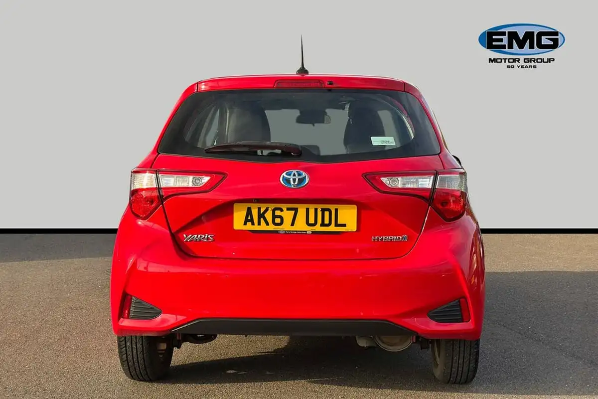 2018-toyota-yaris-15-vvt-i-icon-navi-hybrid-big-4