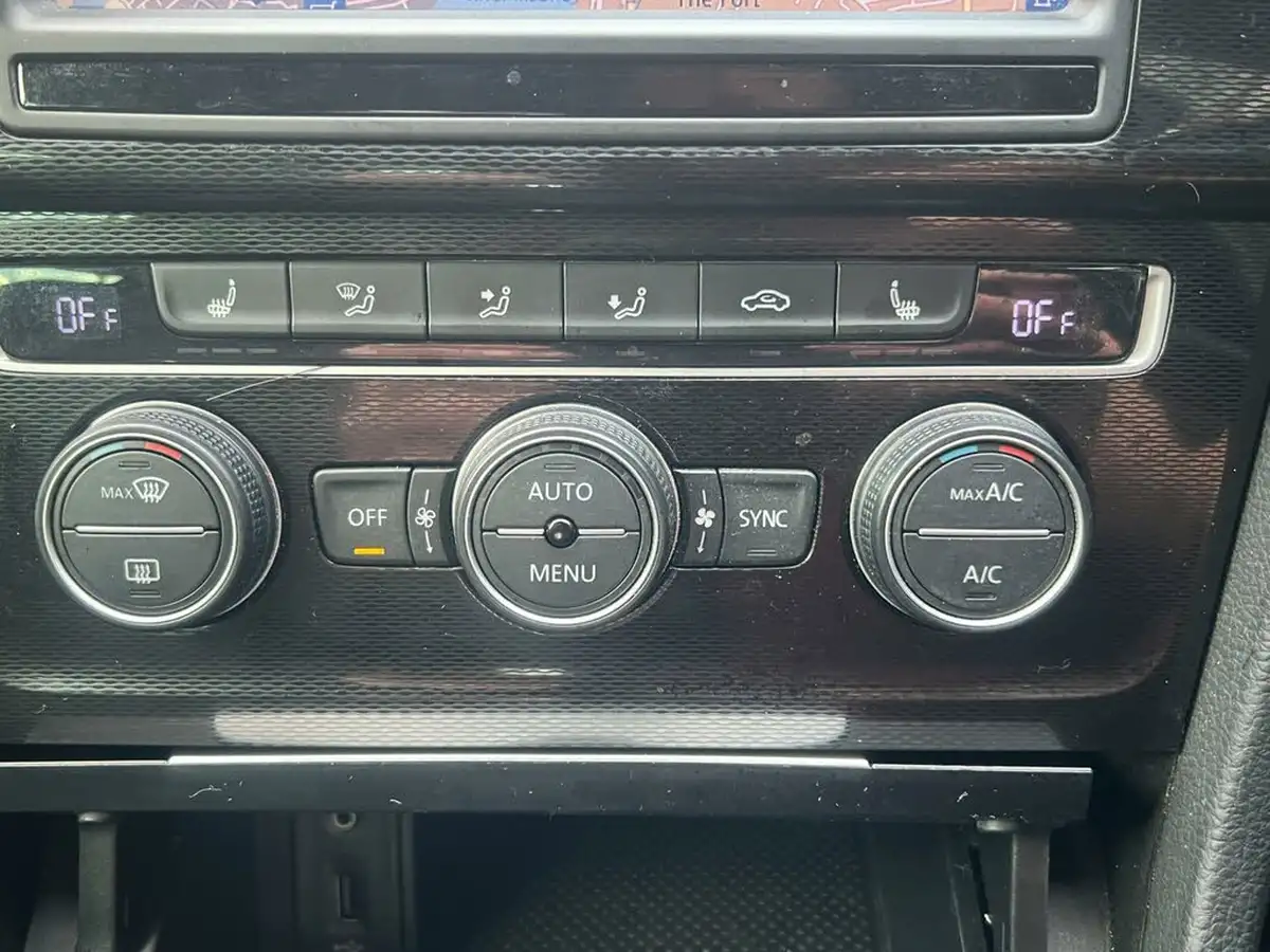 2016-volkswagen-golf-14-tsi-gte-nav-big-32