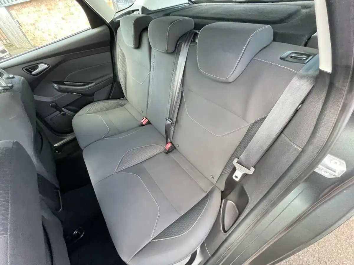 2015-ford-focus-15tdci-zetec-120ps-hatchback-big-13