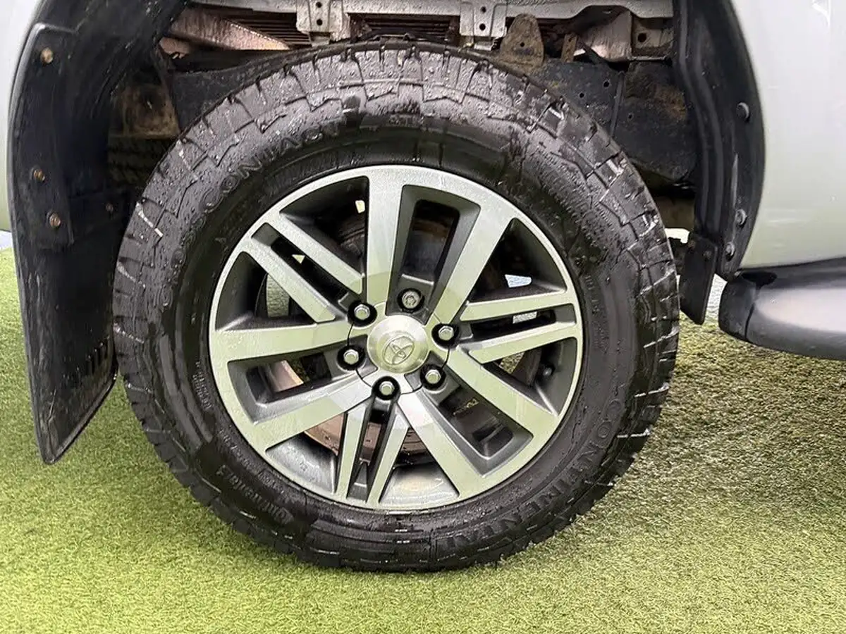 2018-toyota-hi-lux-24d-invincible-ss-auto-big-12