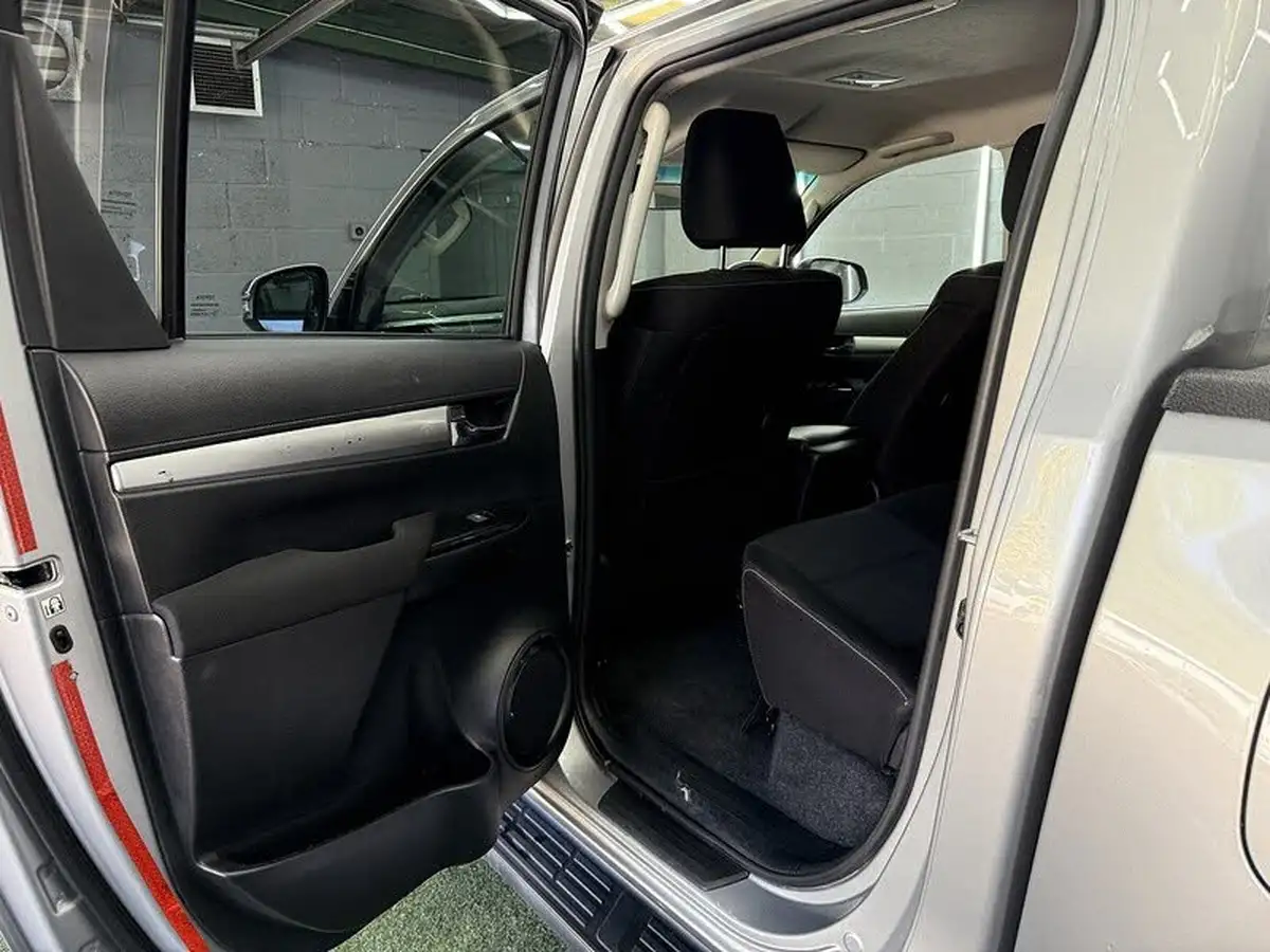 2018-toyota-hi-lux-24d-invincible-ss-auto-big-36