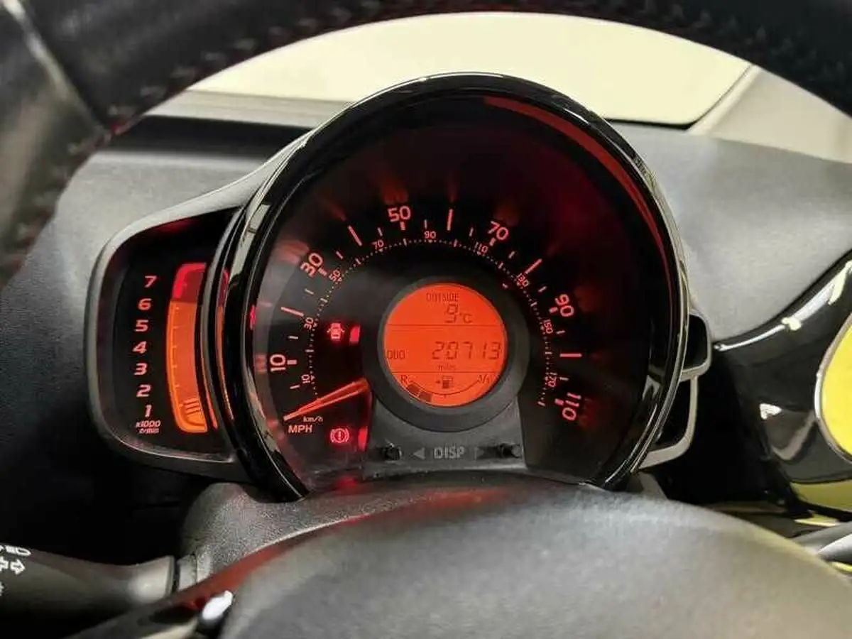 2017-toyota-aygo-10-vvt-i-x-cite-3-bi-tone-yellow-5d-big-17