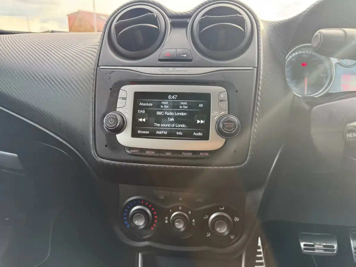 2015-alfa-romeo-mito-14-quadrifoglio-verde-big-35