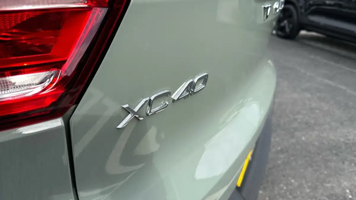 2024-volvo-xc40-20-b3-plus-big-18