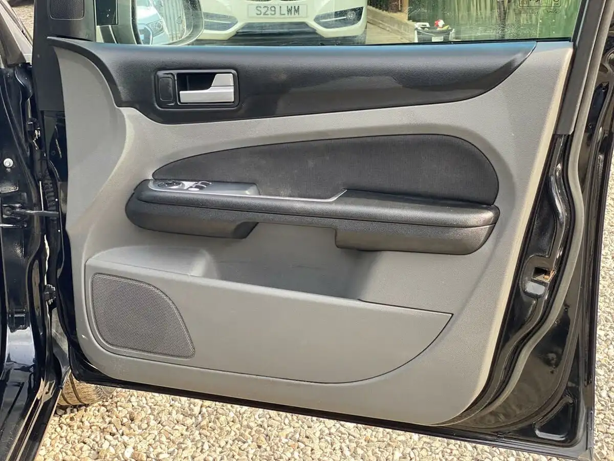 2010-ford-focus-16-zetec-hatchback-5d-big-40