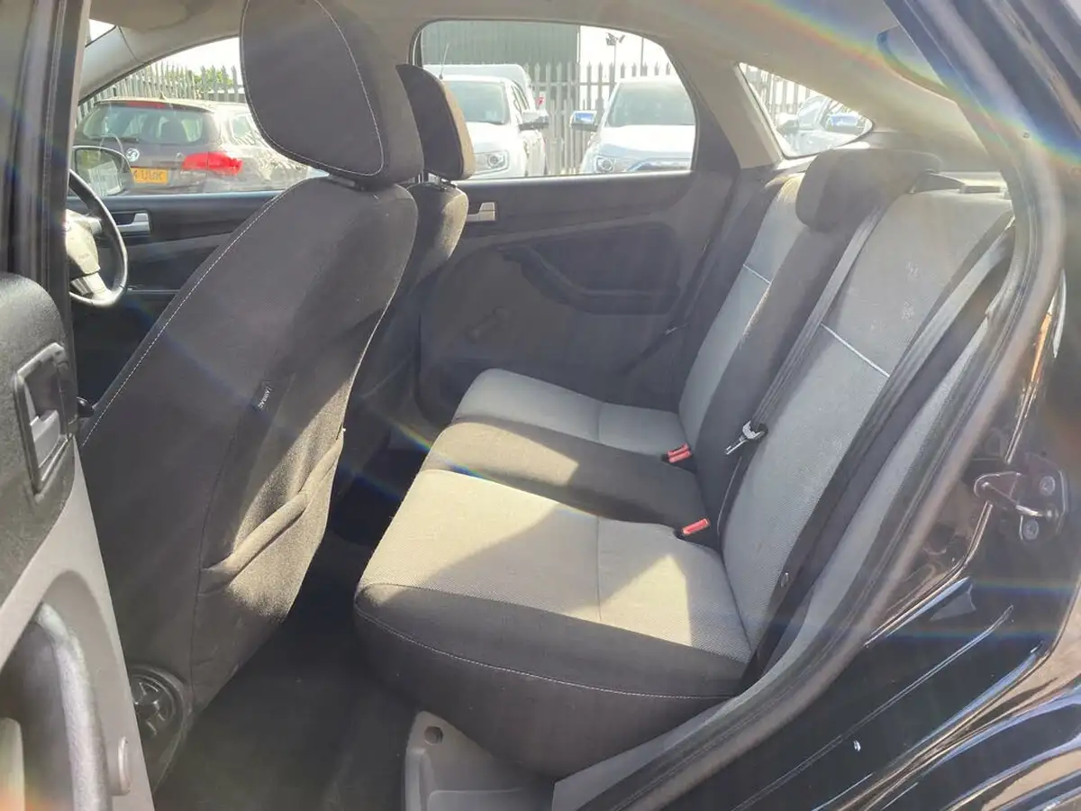 2010-ford-focus-16-zetec-hatchback-5d-big-16